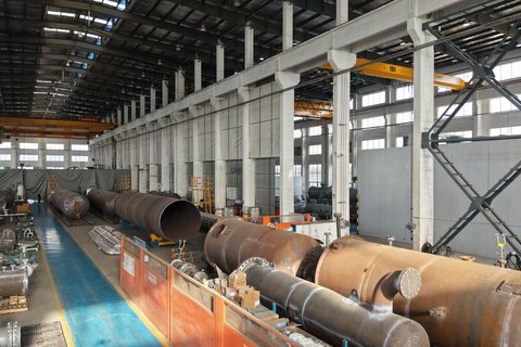 碳钢车间 — 配备60T桥吊，可制造φ4500mm大型容器