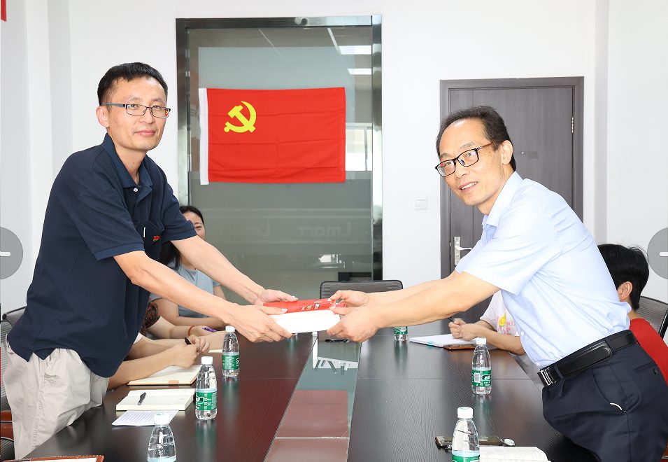 利玛特党支部成立大会现场,双方领导交接文件