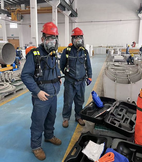 救援人员穿戴空气呼吸器，准备进入有限空间实施救援