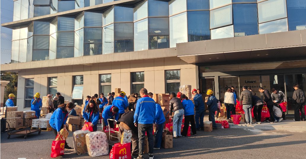 冬令用品发放现场,员工在厂区楼前有序领取